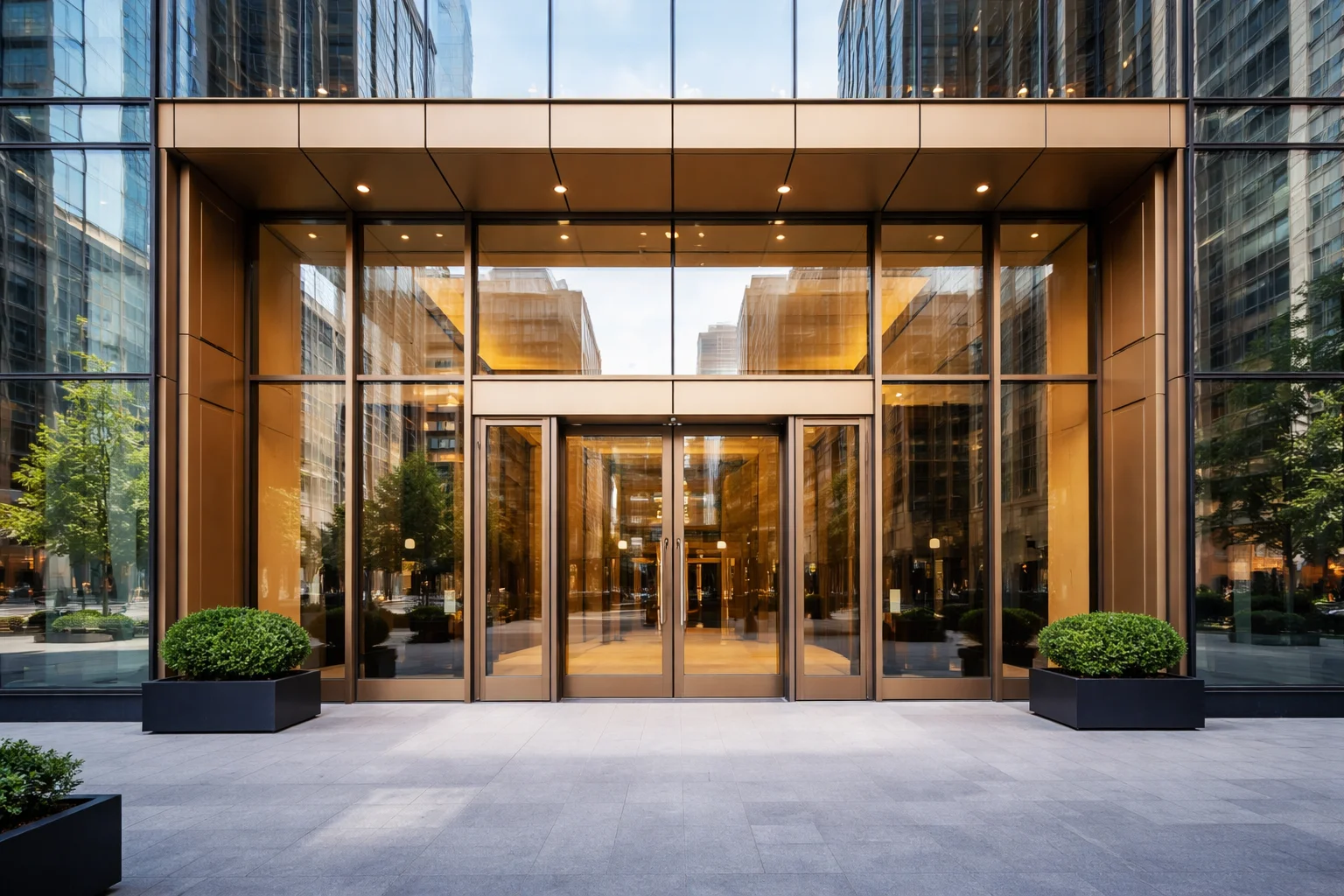 Фасадная дверь в витражном фасаде бизнес-центра