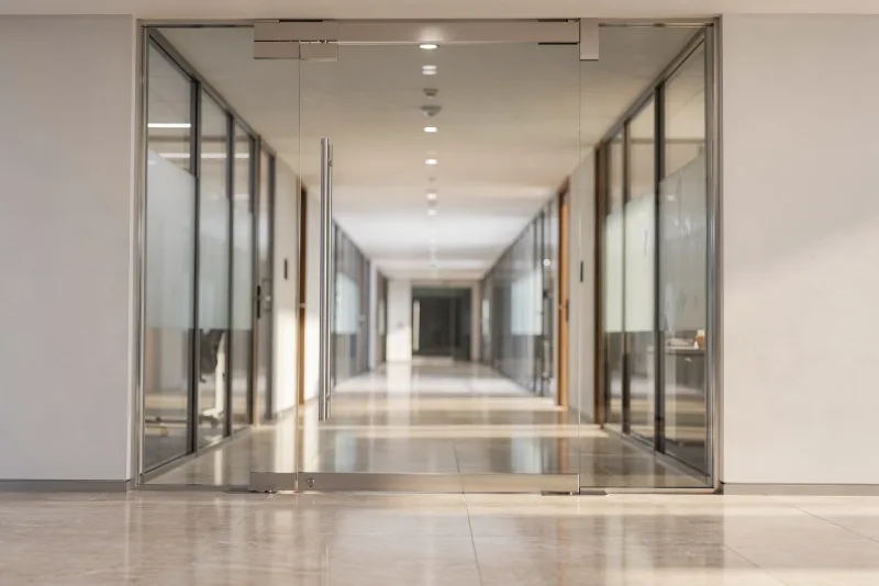 Маятниковая дверь в офисном интерьере