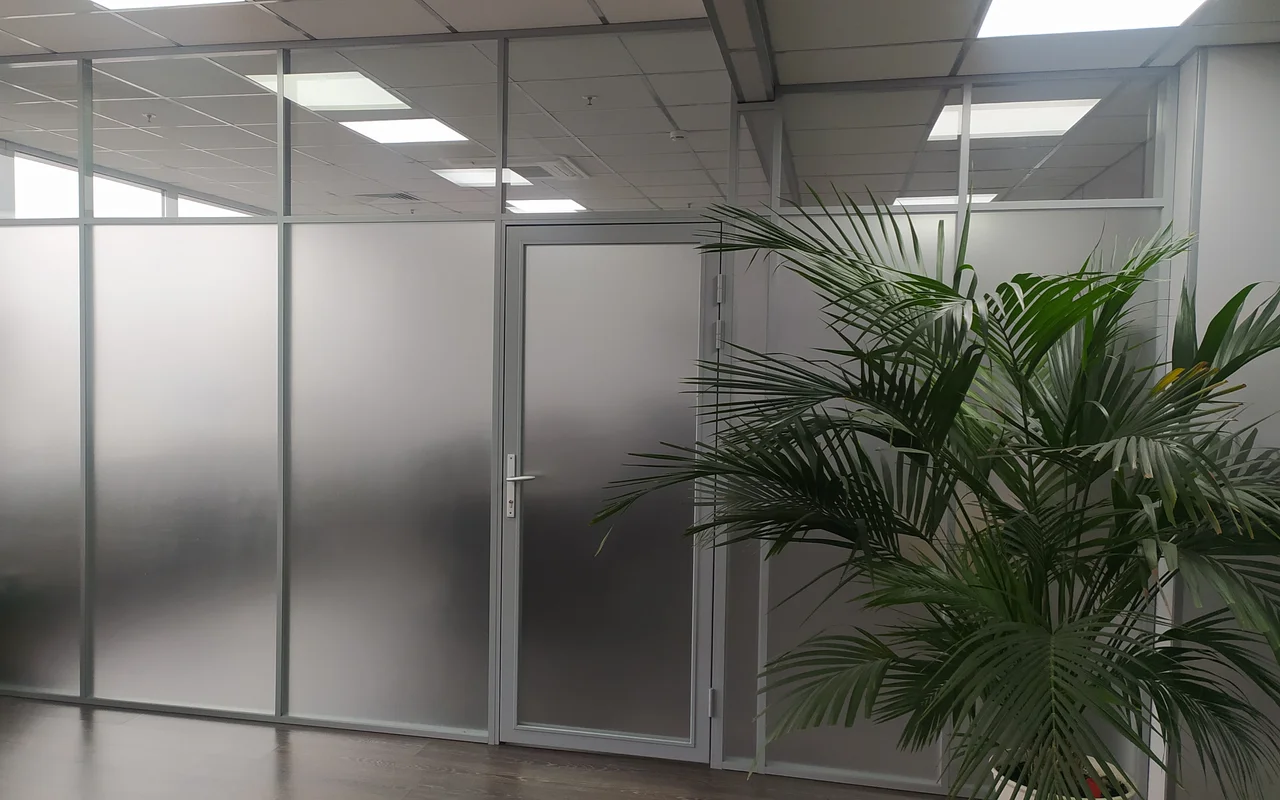 Новая алюминиевая офисная перегородка с матовым стеклом и распашной дверью