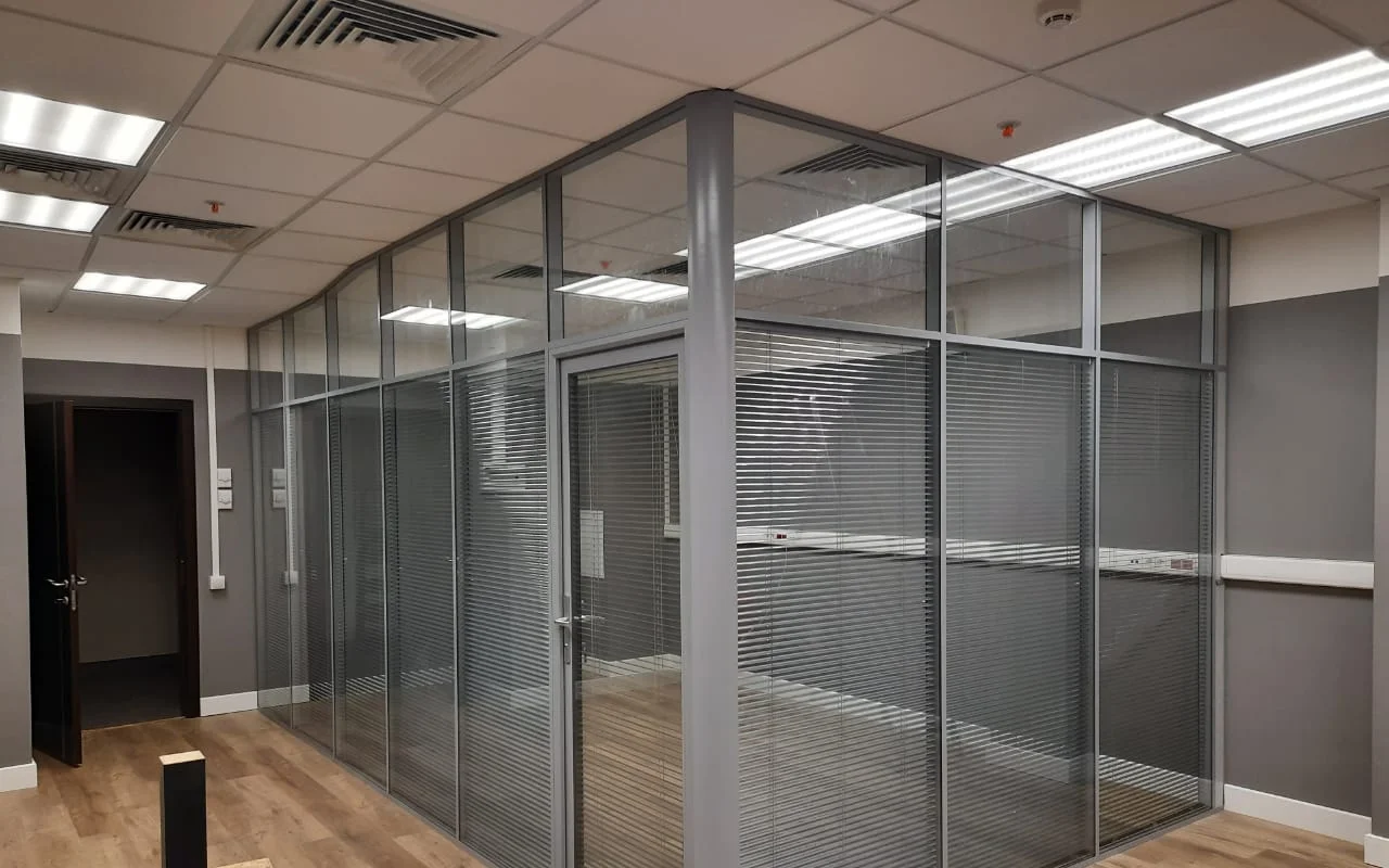 Восстановленная алюминиевая офисная перегородка с прозрачным стеклом и встроенными жалюзи
