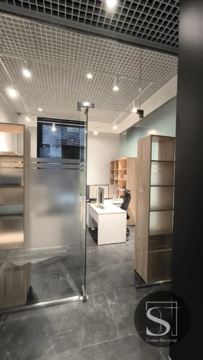 Цельностеклянные перегородки с потолком грильято