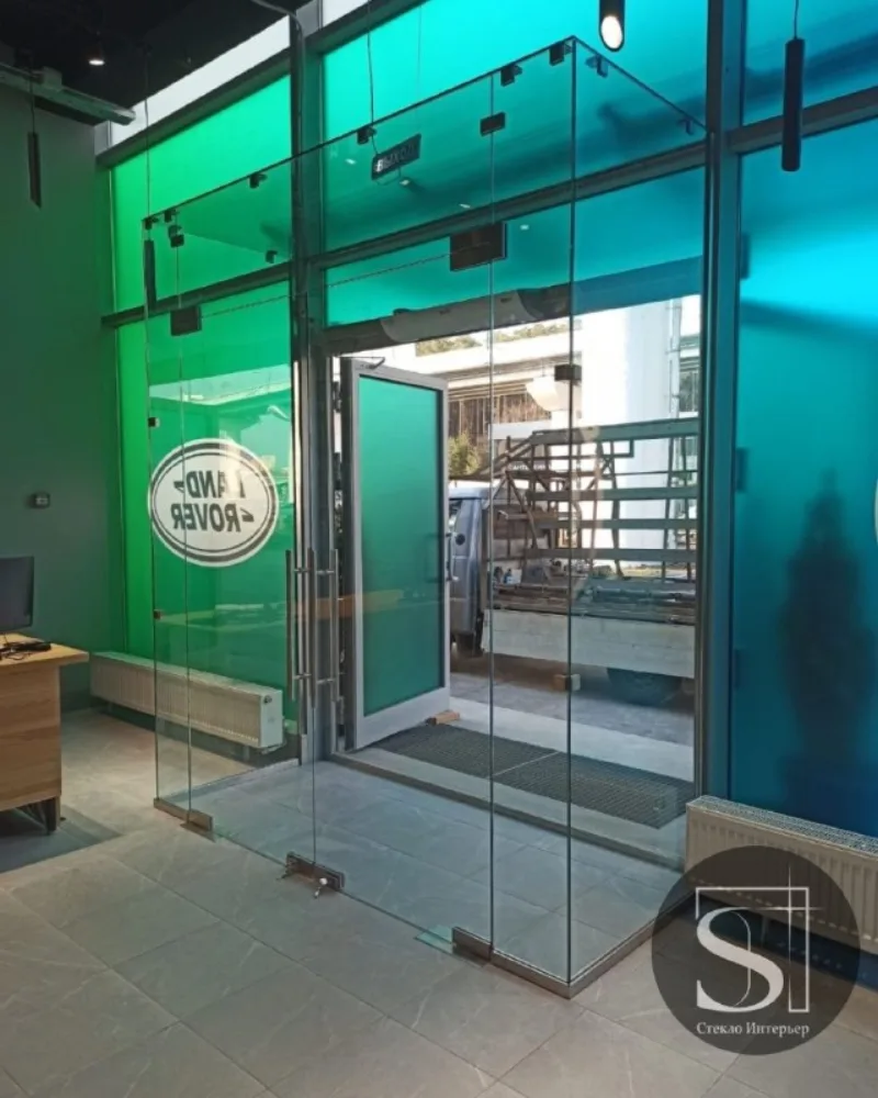 Цельностеклянный тамбур с крышей