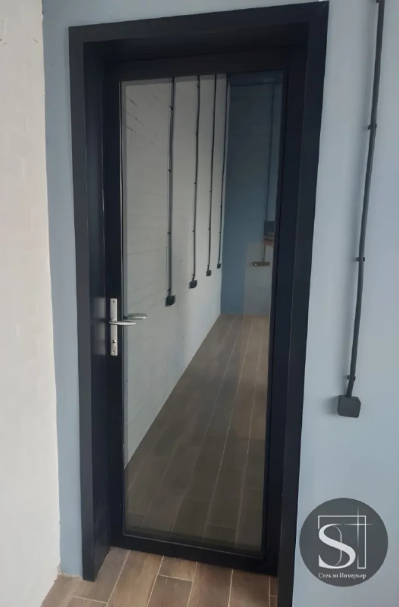 Офис в стиле лофт — тёмный профиль на кирпиче