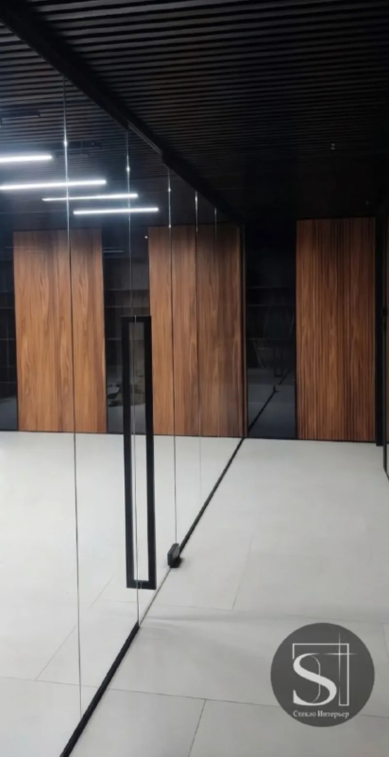 Радиусная перегородка Москва-Сити — моллированное стекло