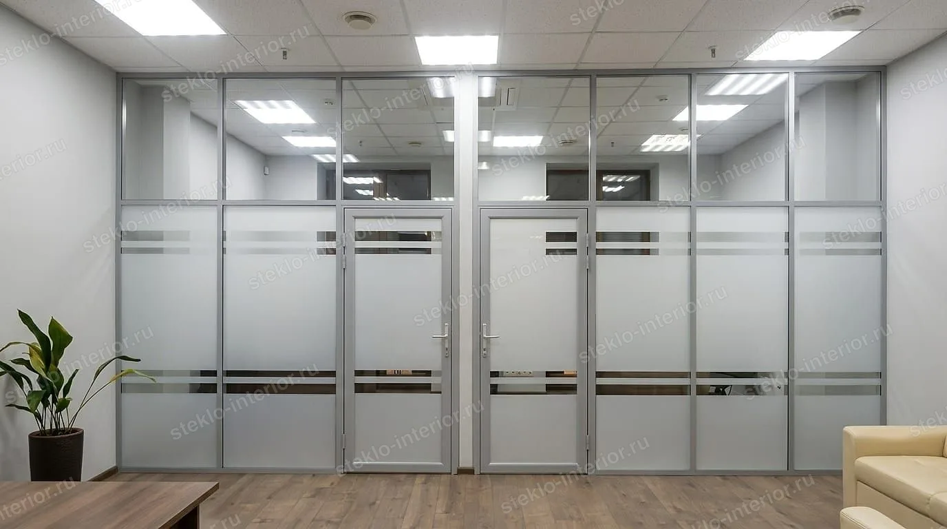 Офисная стена из алюминиевых перегородок с двумя дверями, матовая плёнка с прозрачными полосами, Москва