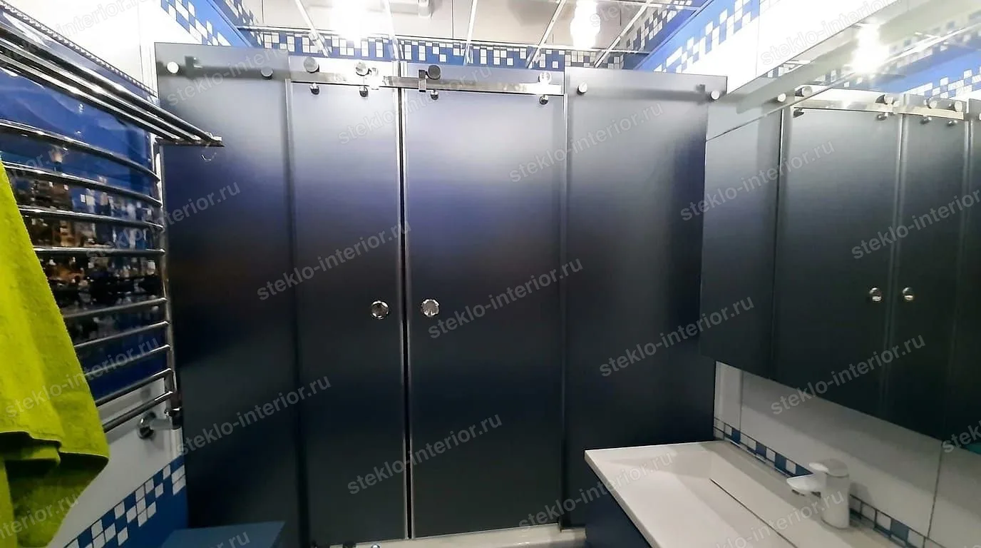 Раздвижная перегородка на ванну из четырёх тонированных полотен на верхнем рельсе, рядом раковина, Москва