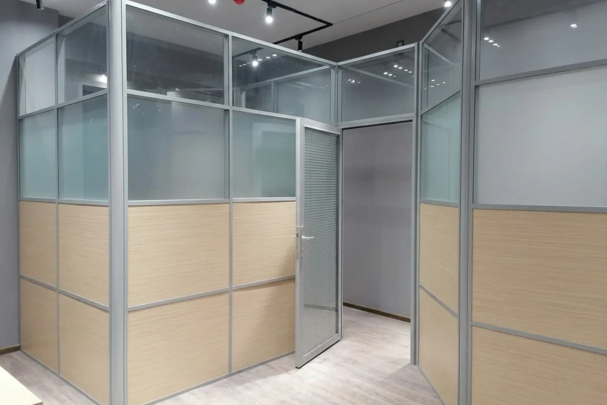 Комбинированные алюминиевые перегородки — стекло и панель