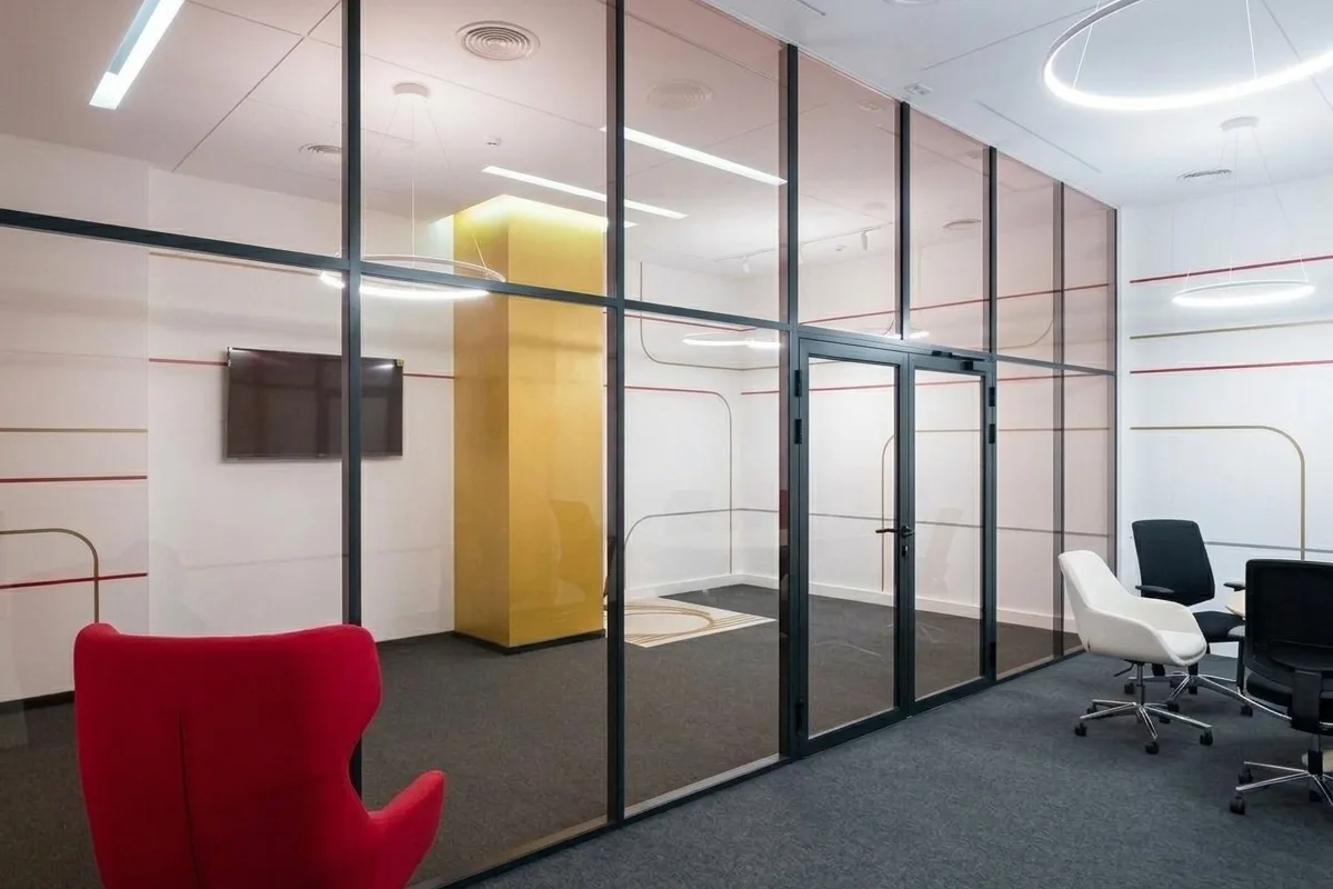 Алюминиевые перегородки Double — двойное остекление переговорная
