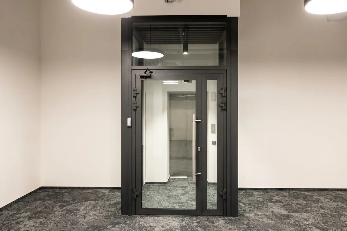 Каркасный стеклянный тамбур с алюминиевым профилем