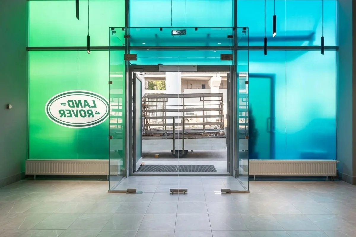 Минималистичная стеклянная система с максимумом прозрачности