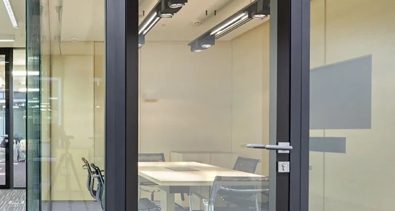 В составе стеклянных перегородок